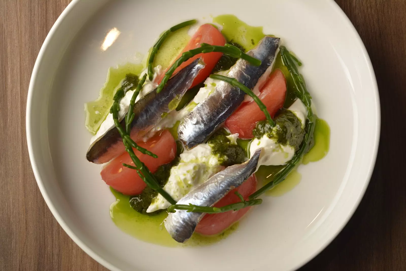 Roșii burrata de sardine afumate și pesto de salicornia.