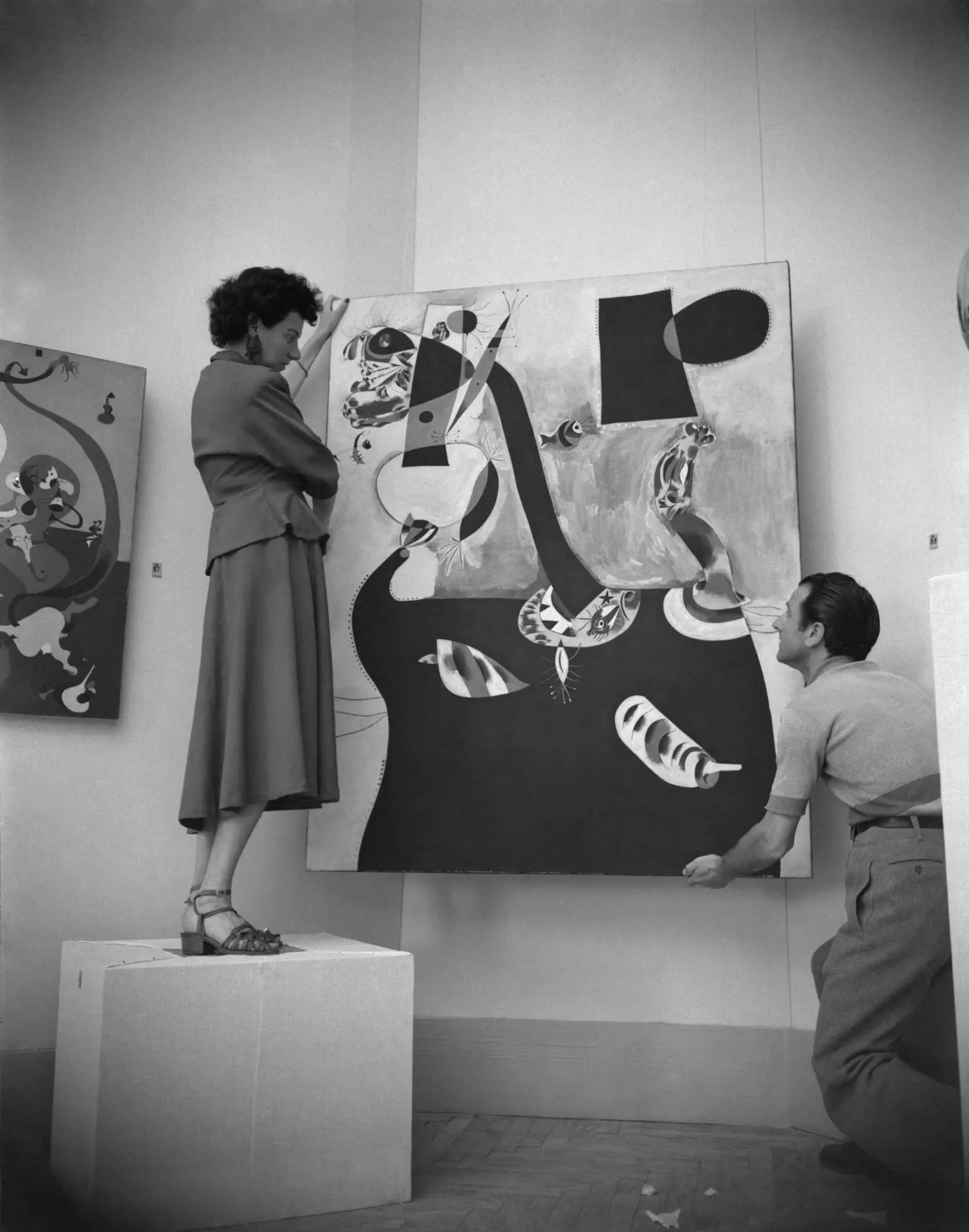 Peggy Guggenheim di Pavilion Yunani bersama dua karya Joan Miró di Biennale Venice 1948.