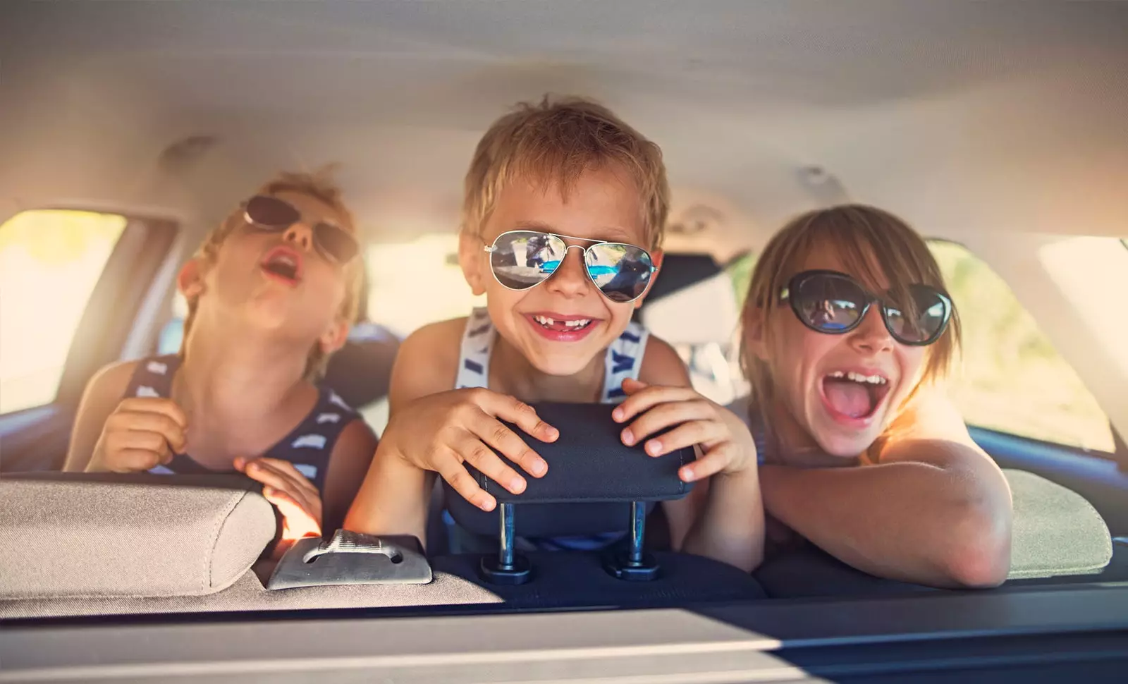 crianças felizes no carro