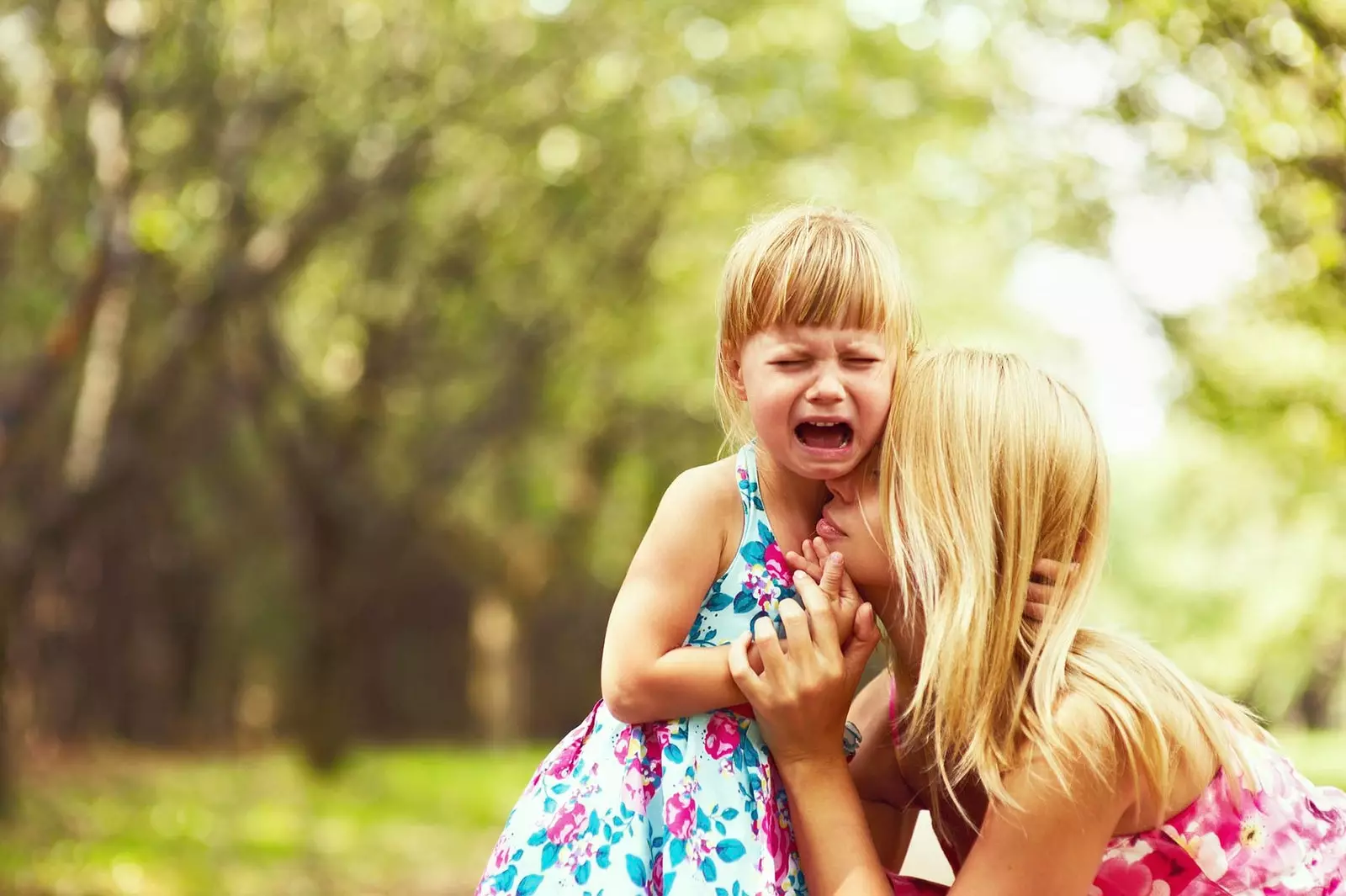 mãe consolando sua filha