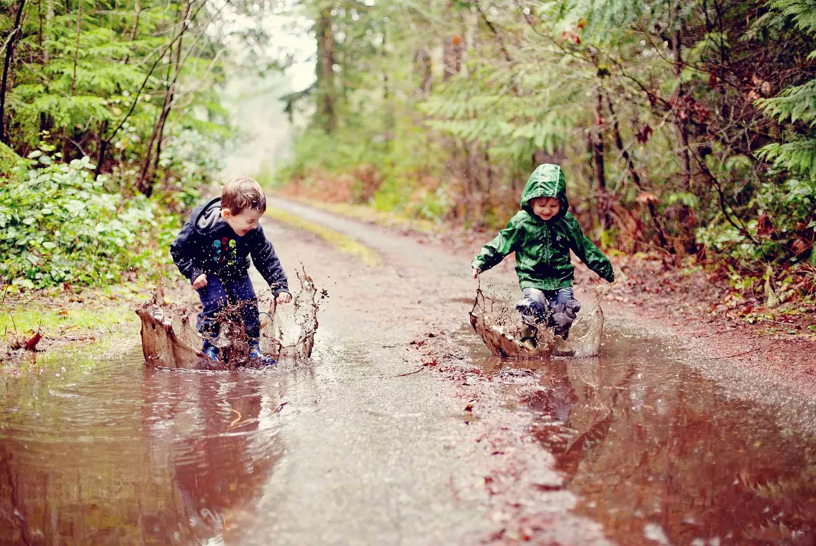 kinderen springen in de plas