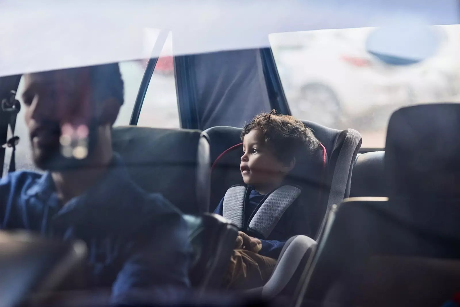 bambino nel seggiolino auto