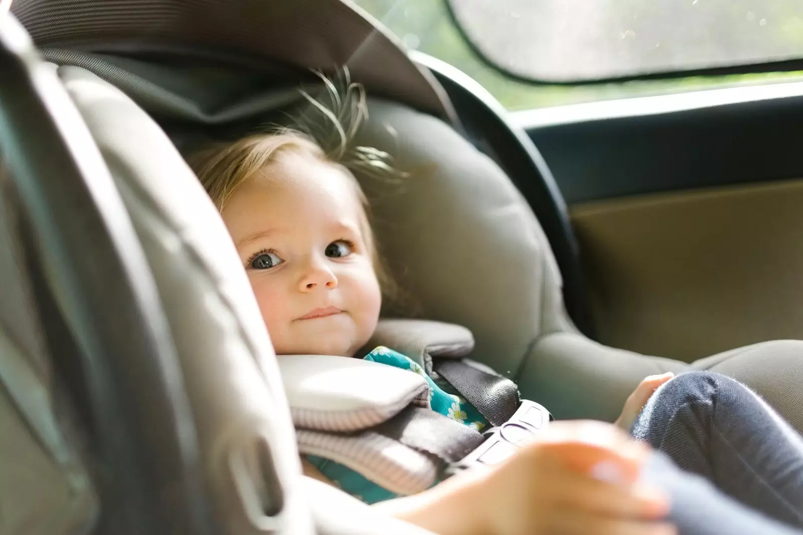 Bambino nel seggiolino in auto