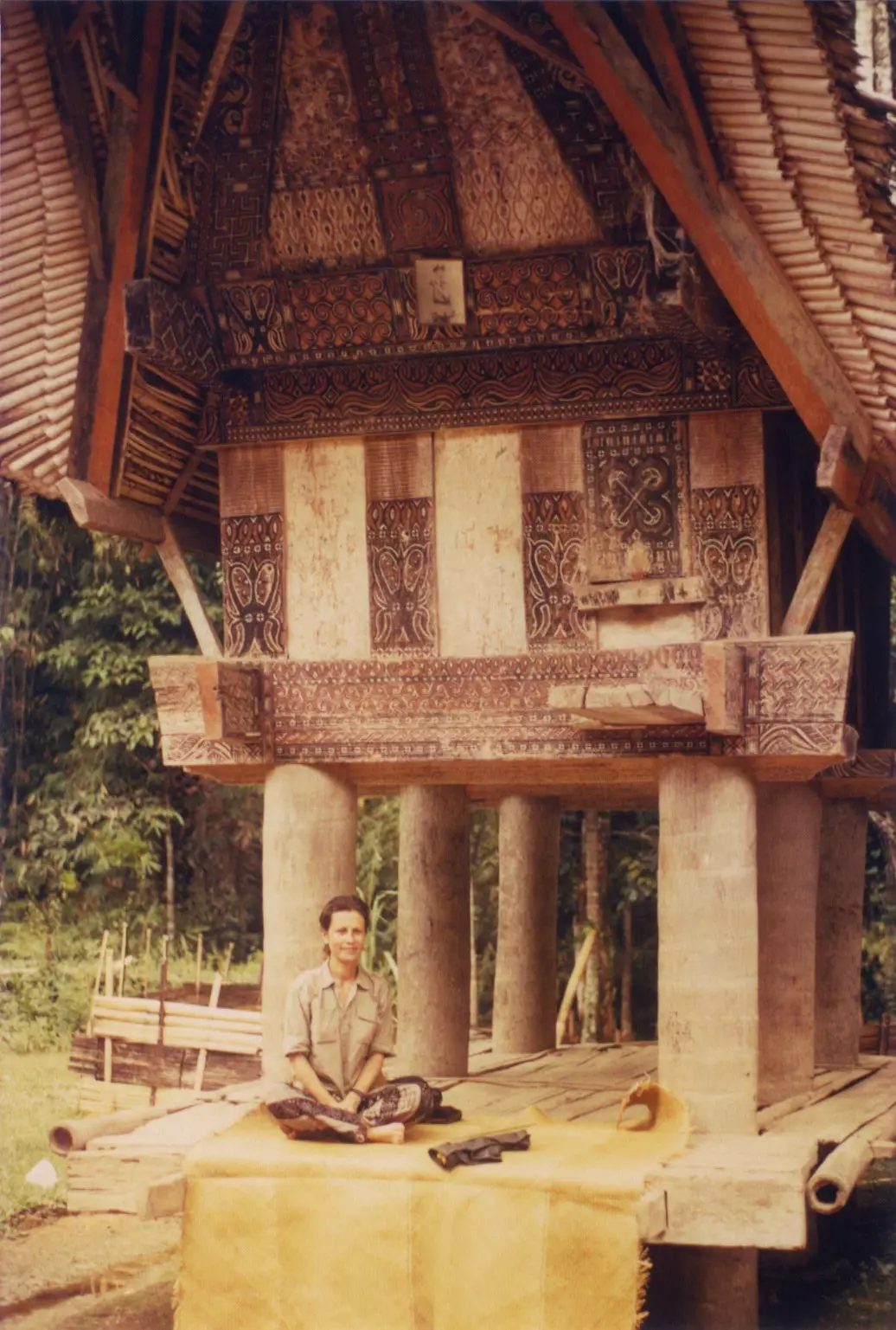 Catherine visitant un temple en Indonésie