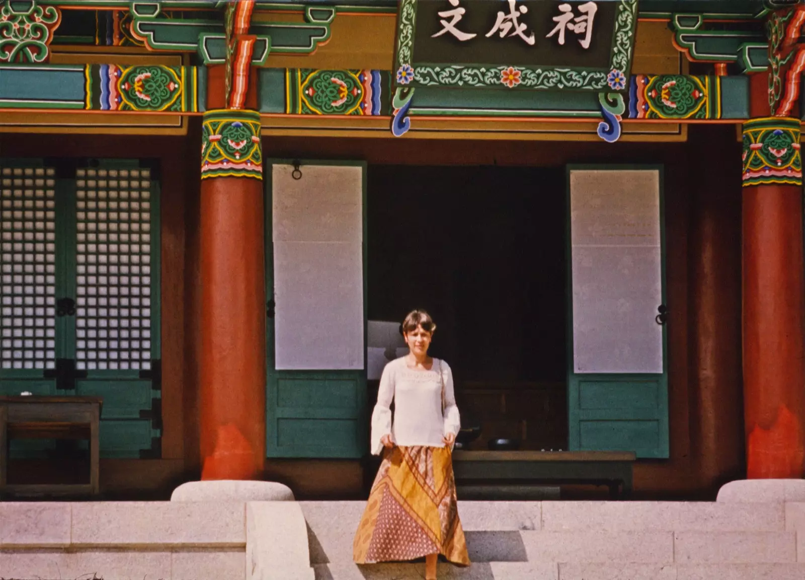 Catherine Domain dans un temple coréen