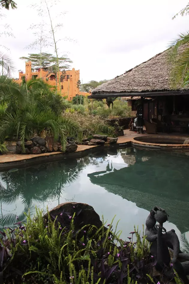 Rumah kolam dan bangunan utama