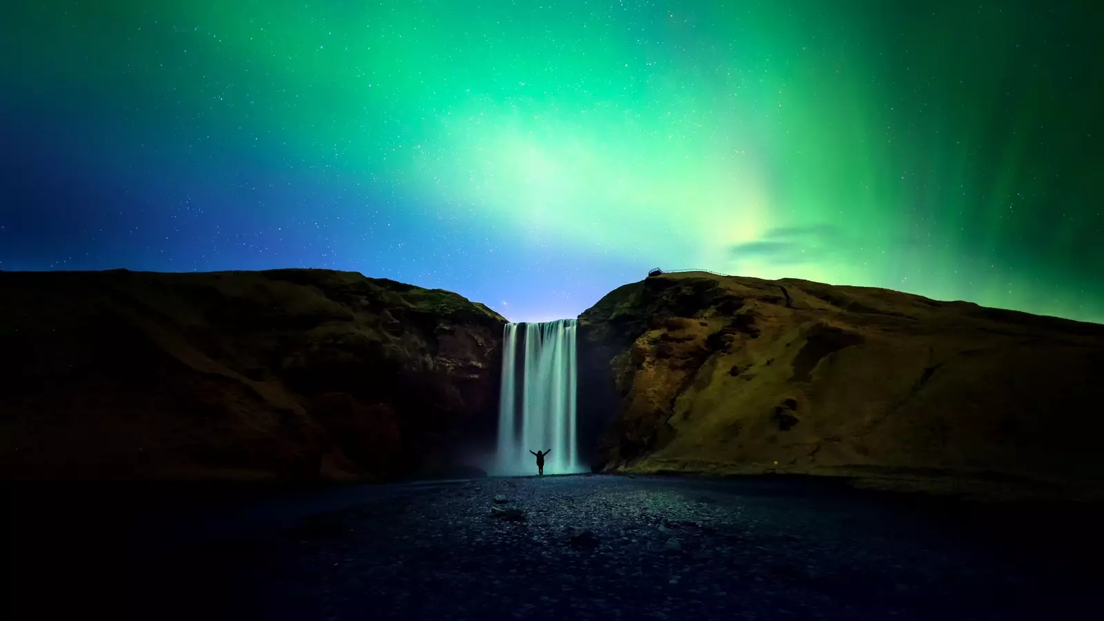 Skogafoss sharsharasi Islandiya