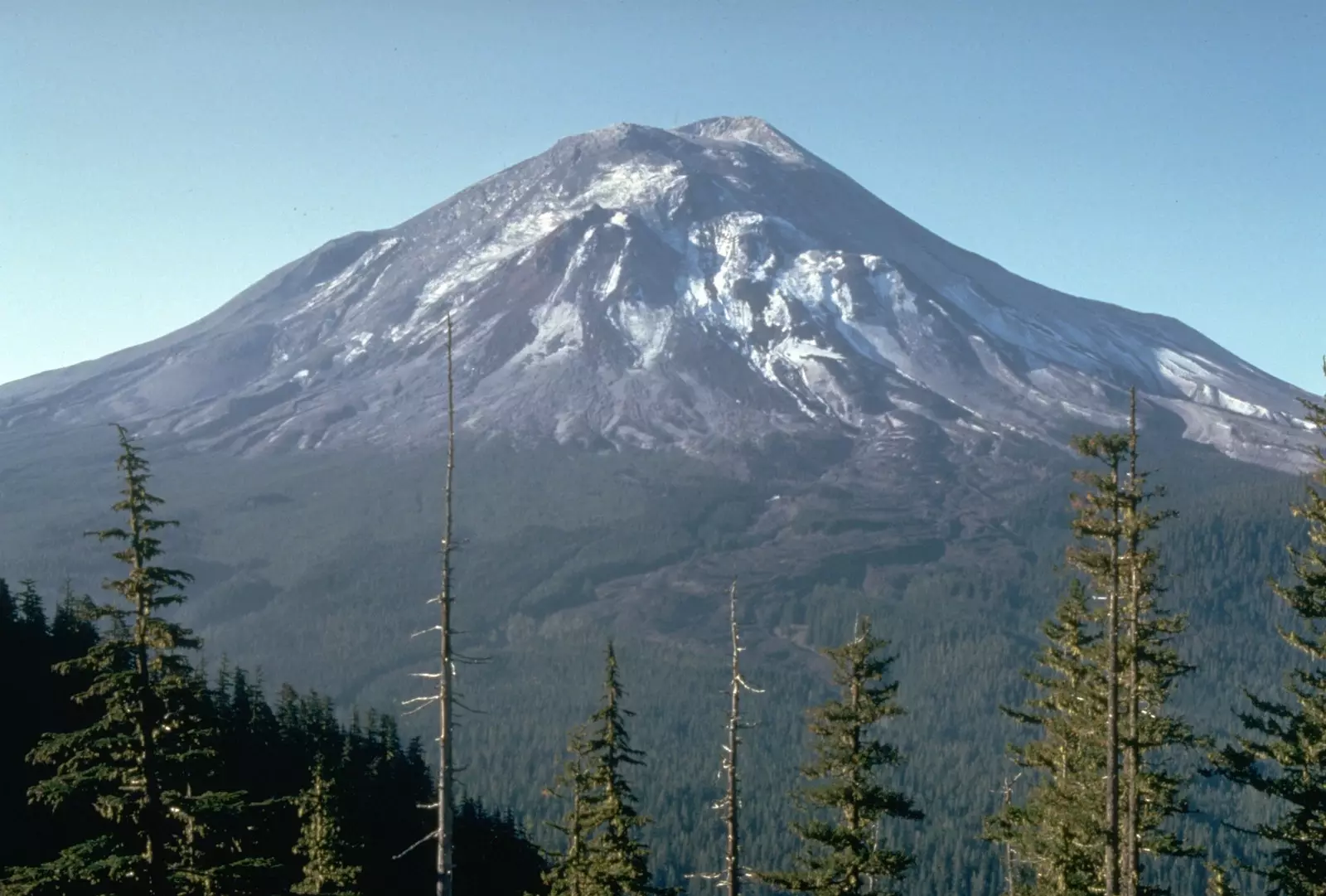 St Helens 1980 m. gegužės 17 d., niokojančio išsiveržimo išvakarėse.