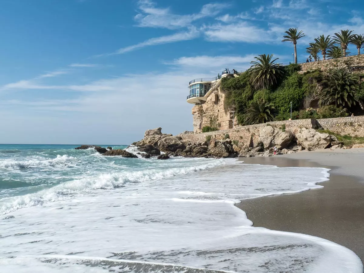 Den lilla stranden Balcón de Europa i Nerja Mlaga