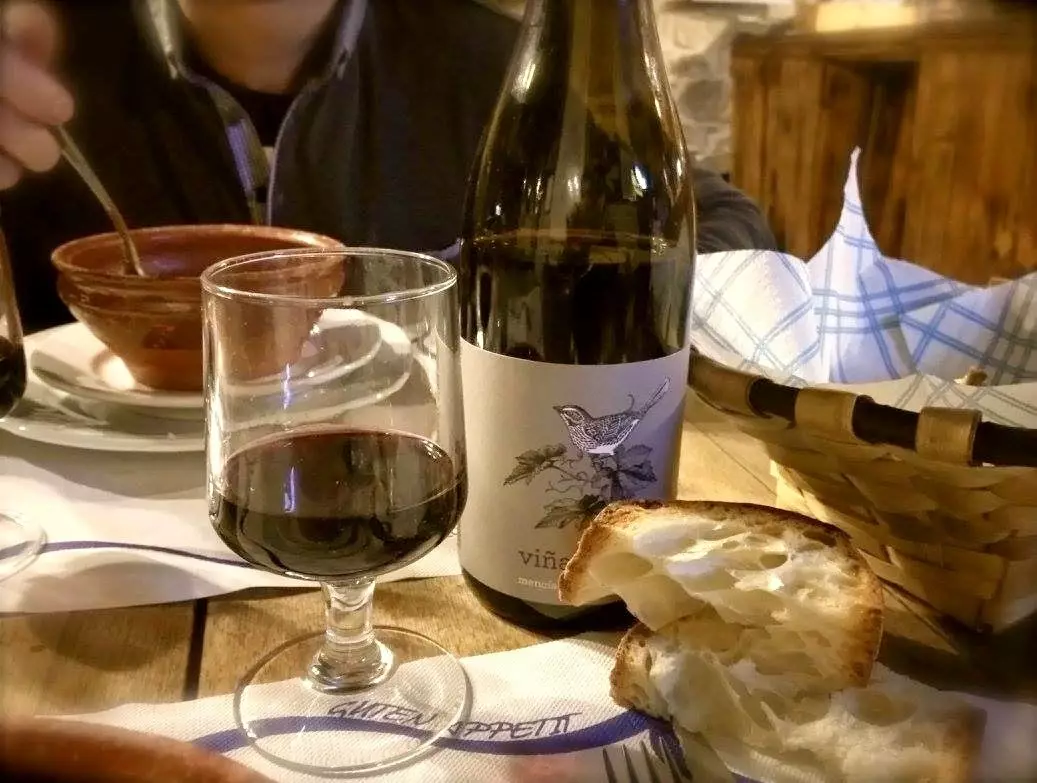 Lokal vin og friskbagt brød i Peñalba De Santiago ved La Cantina de Peñalba.