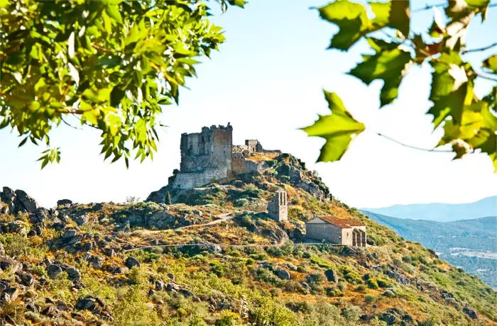 Υπάρχει μόνο ένα μπαρ εδώ, ούτε γιατρός, ούτε καταστήματα