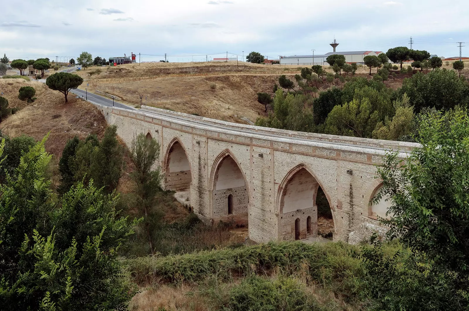 یکی از سه پل قرون وسطایی آروالو