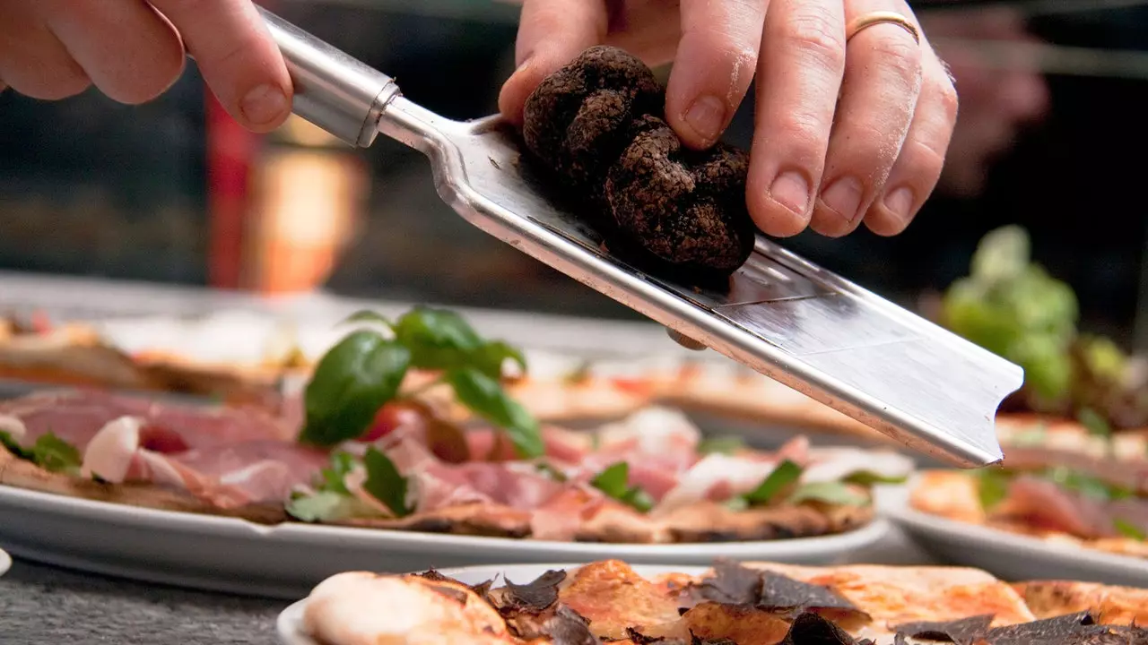 In cucina con Angelo Marino, della Forneria Ballaró: come preparare la pizza al tartufo