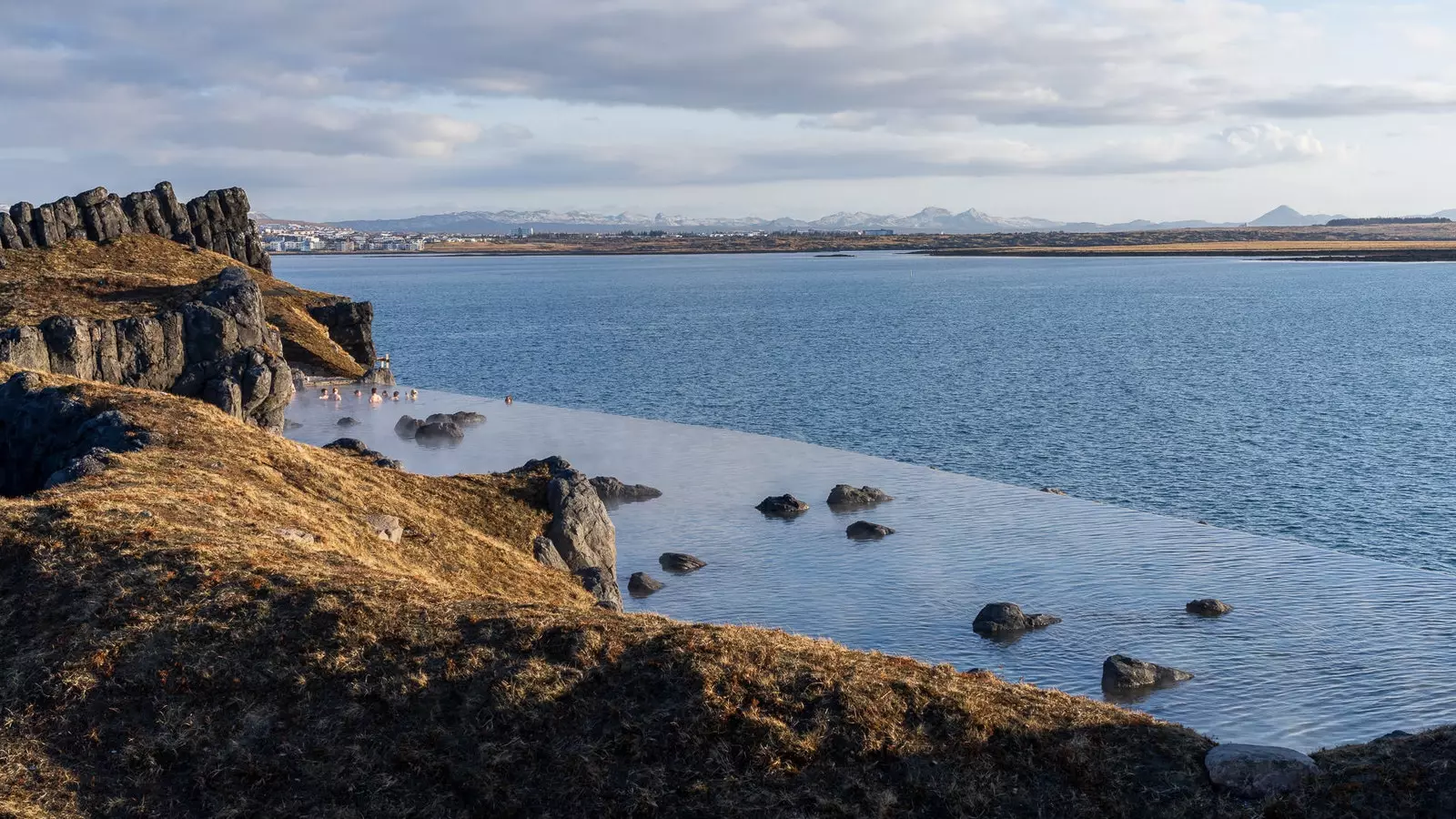 Sky Lagoon, laguna geotermal baru di Islandia.