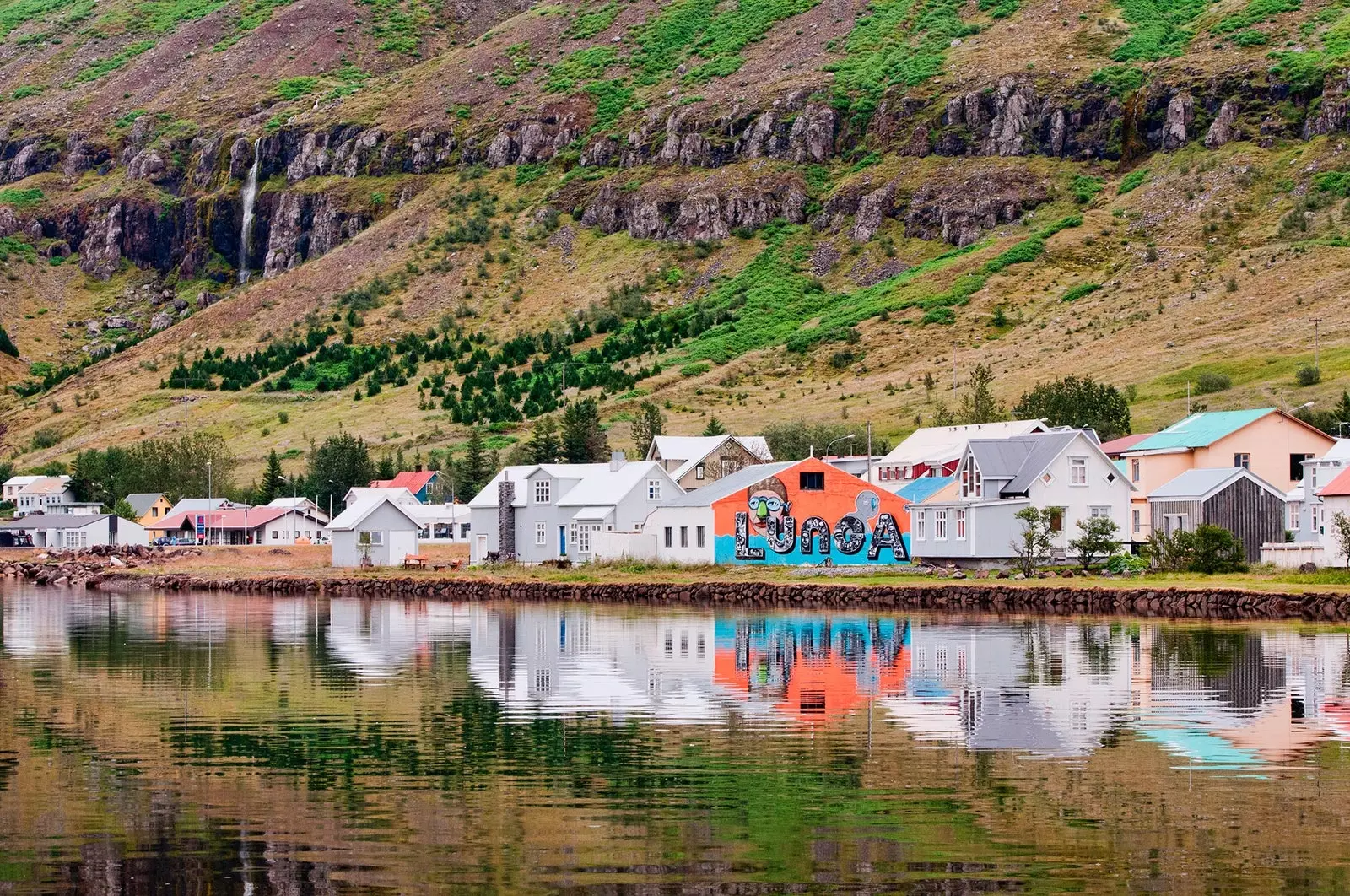 Rumah dicelah oleh LungA Art di Seydisfjördur