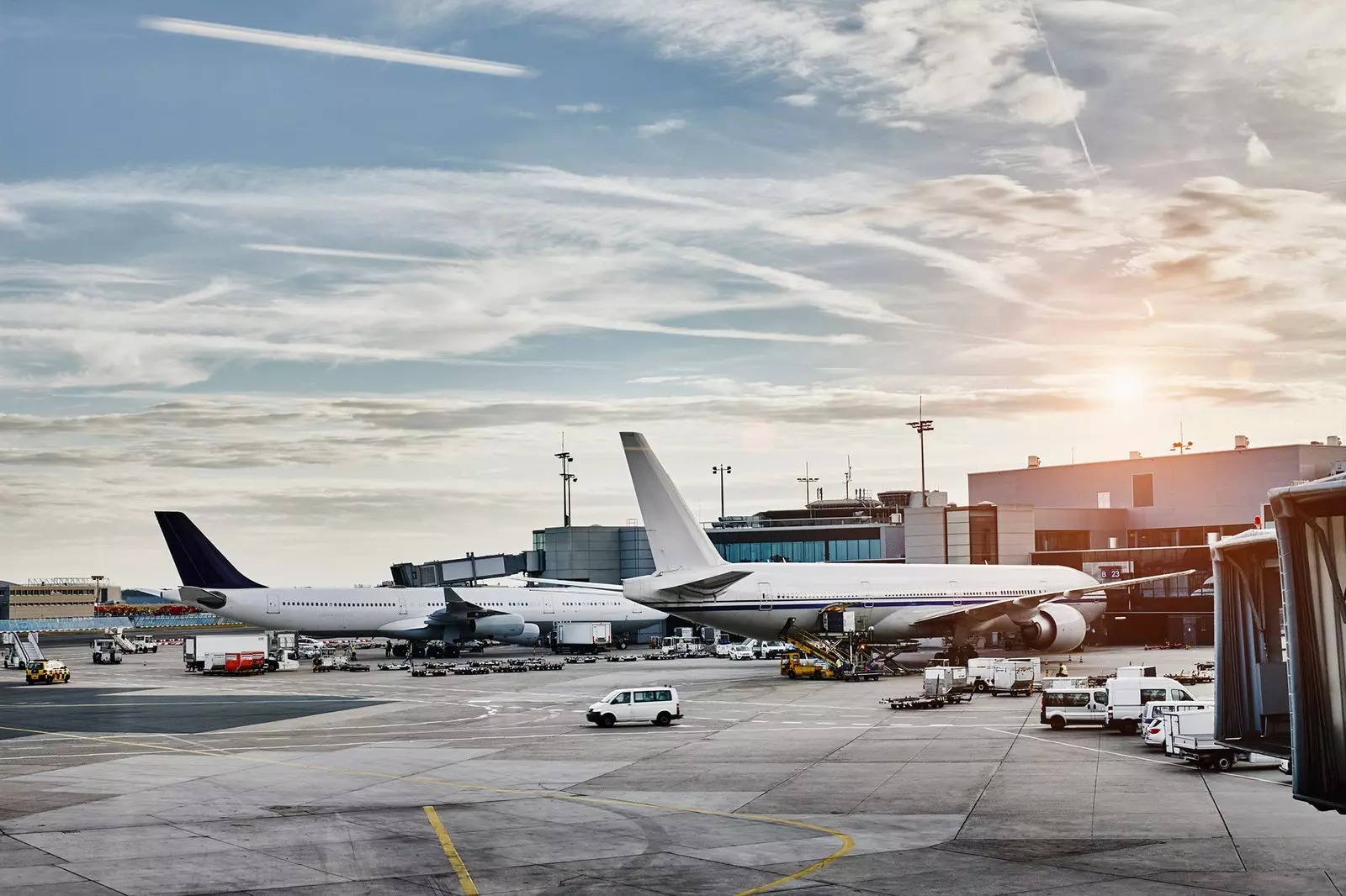 aeroplanë në aeroport