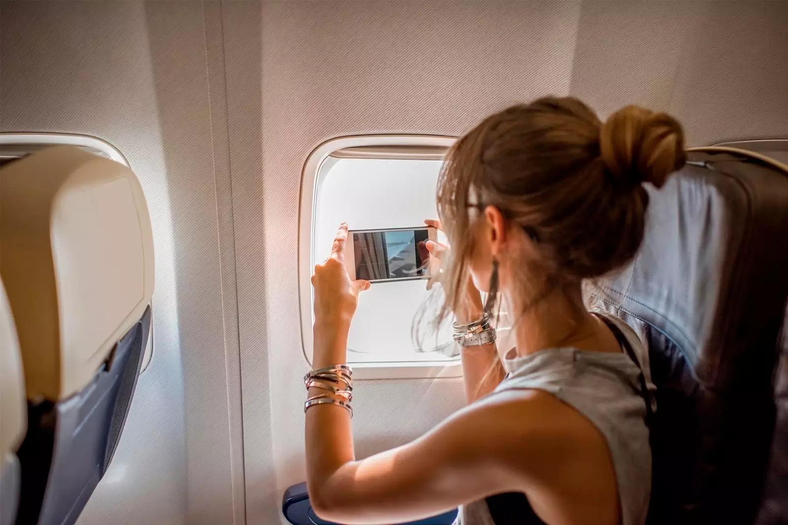 fille assise dans la fenêtre de l'avion