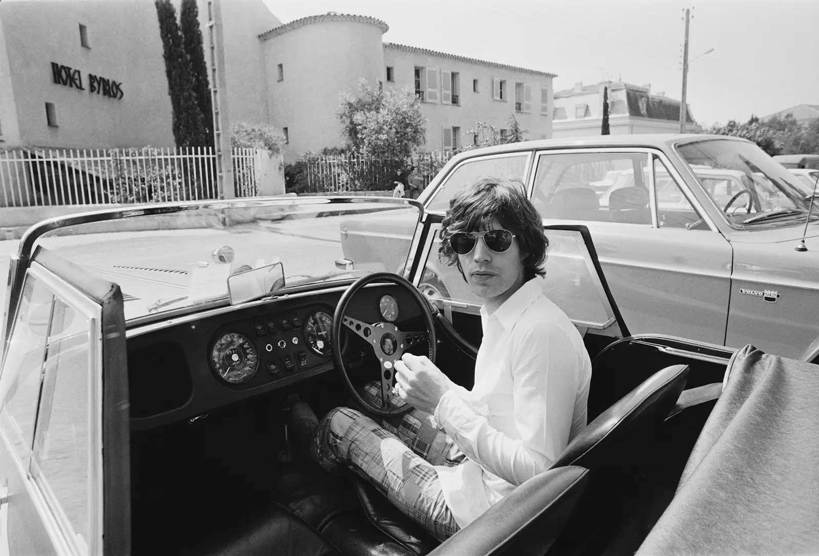 Mick Jagger in front of the Byblos Hotel