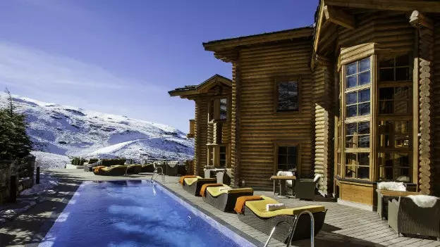 Den ultimata tillflyktsorten att mysa till i vinter: The Lodge (ja, den kommer tillbaka!)