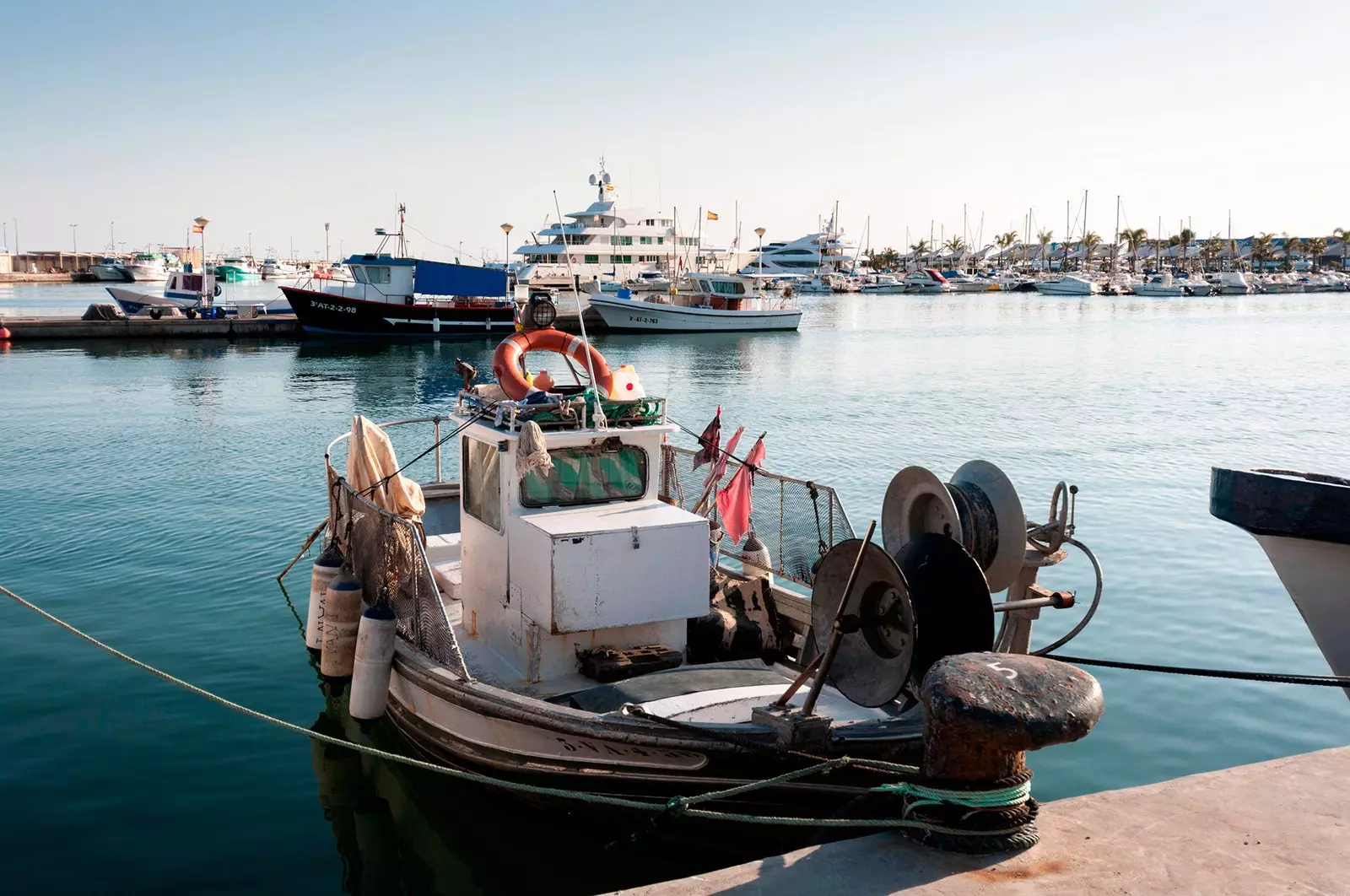 Bateau dans le port de Santa Pola Alicante