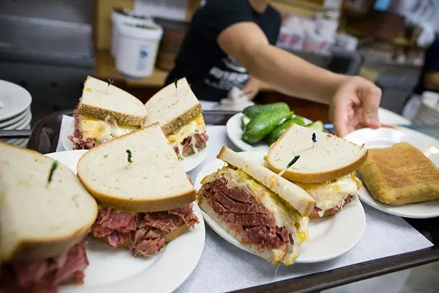 Például Katz pastramis szendvicsei