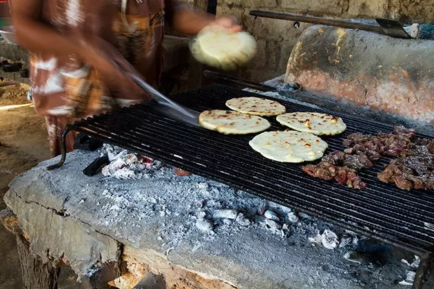 Eine Frau bereitet Arepas in Kolumbien zu