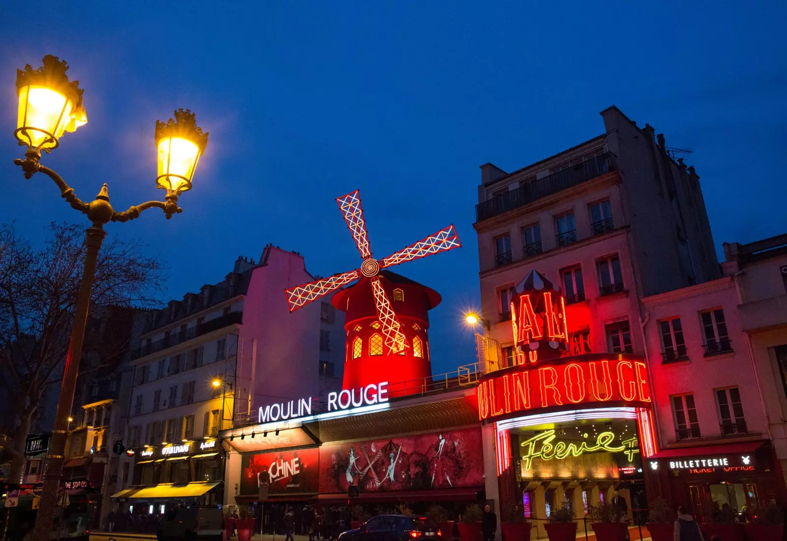 Moulin Rouge သည် Montmartre တွင်ရှိုးတစ်ခုဖြင့်၎င်း၏နှစ် 130 နှစ်မြောက်နှစ်ပတ်လည်အခမ်းအနားကျင်းပသည်။