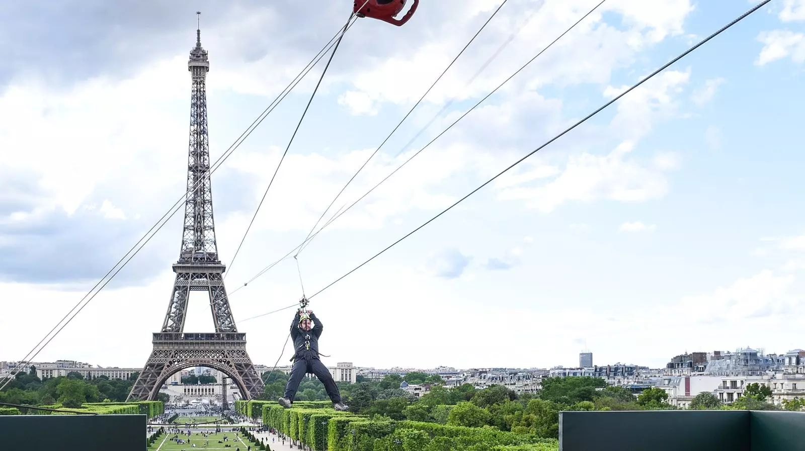 Quem disse que o elevador da Torre Eiffel agora você desce de tirolesa