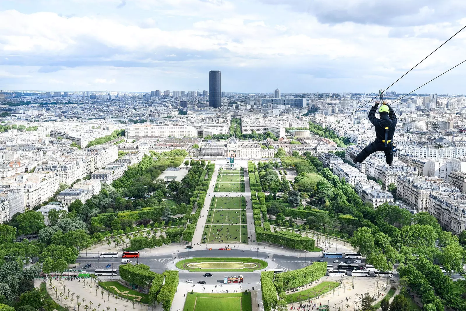 Quem disse que o elevador da Torre Eiffel agora você desce de tirolesa