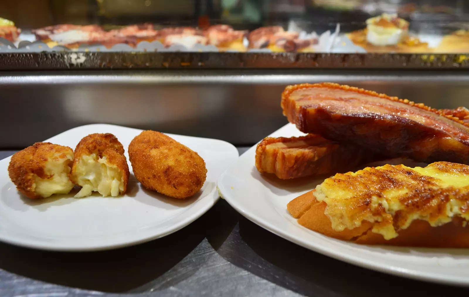 Torrezno-Eierkroketten und Kabeljau-Toast in Ceyjo