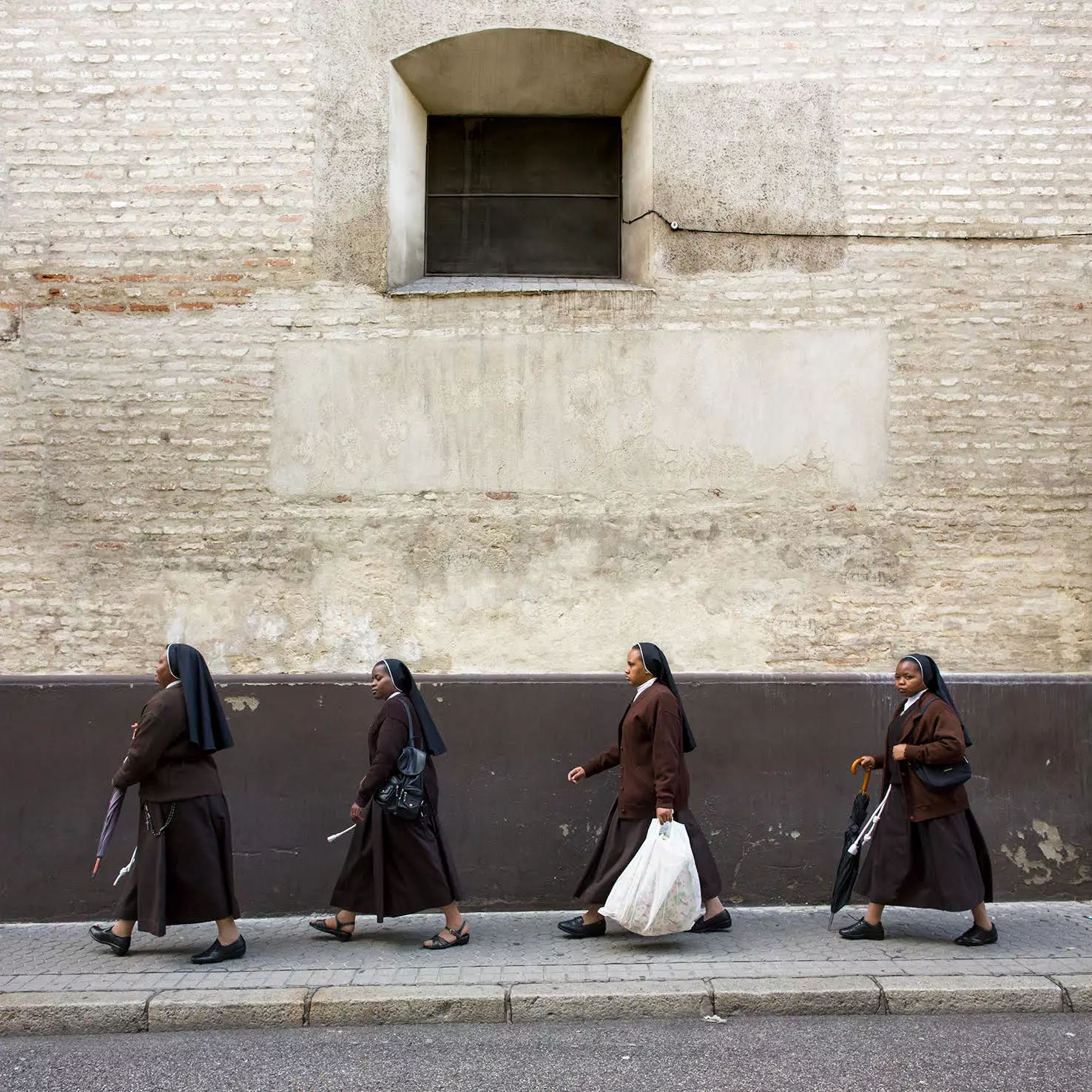 Menininkas, fotografuojantis Sevilijos „Paseantes“.