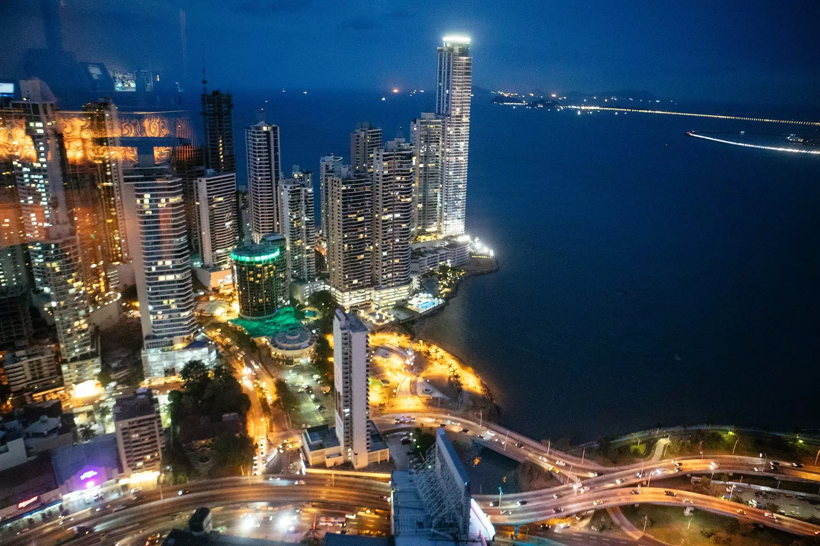 Skyline notturno dall'Hard Rock Hotel Panam Megapolis