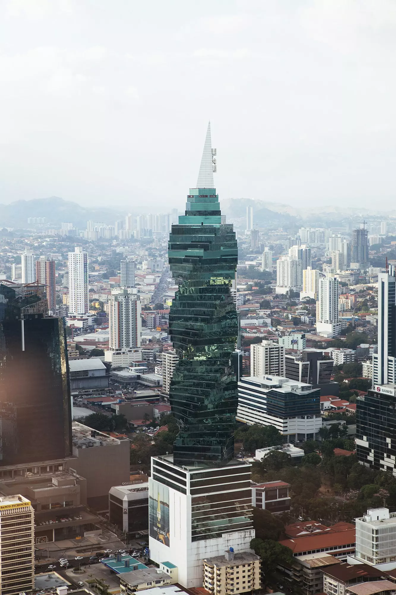 Der berühmte 'Tornillo', der in der Skyline von Panama regiert