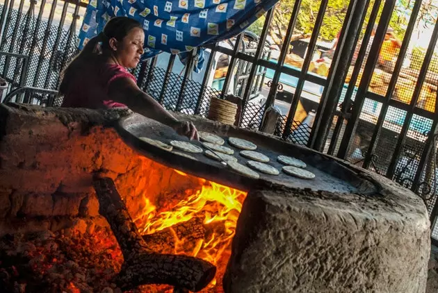 Lage tortillas i gatene i Nicaragua