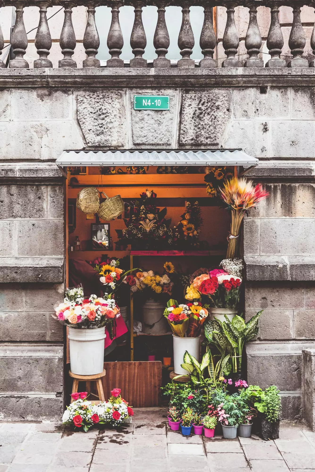 Floresta məhəlləsindəki Calle Benalcazar de Quito-da çiçəkçi.