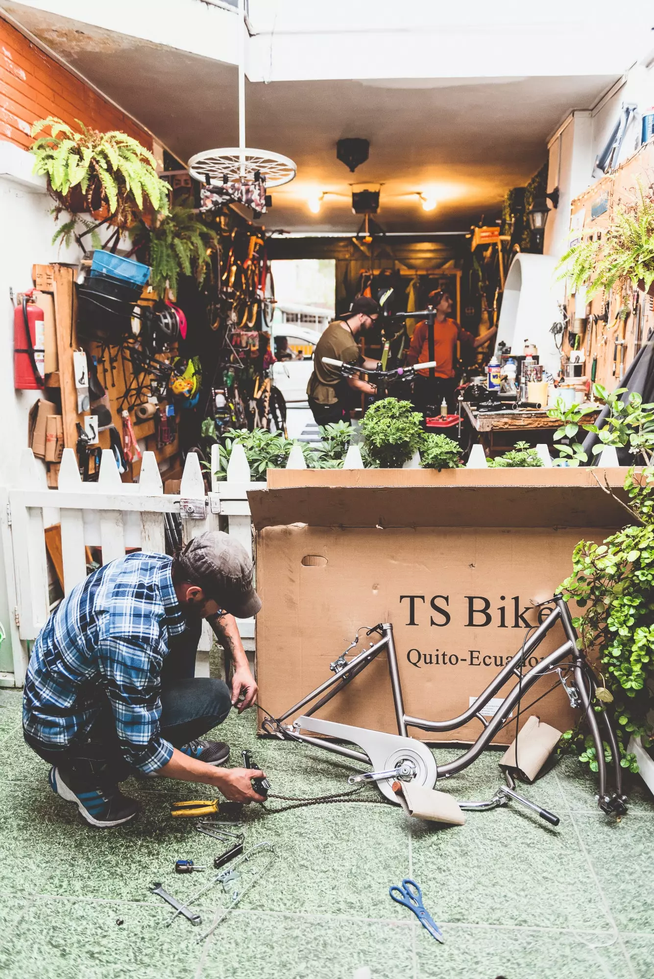 Dans l'atelier de vélo Fullgur, ils conçoivent des vélos personnalisés.