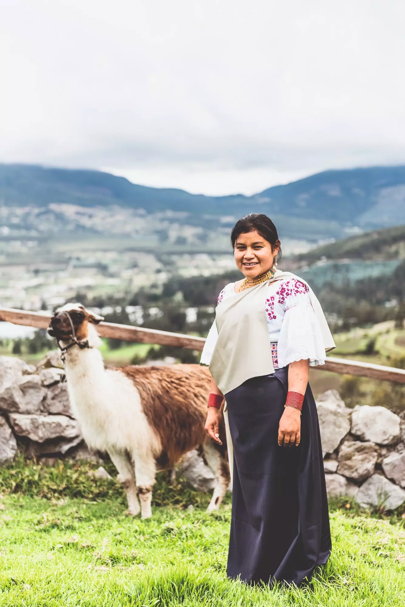 Femme dans les environs du lac Cuicocha.