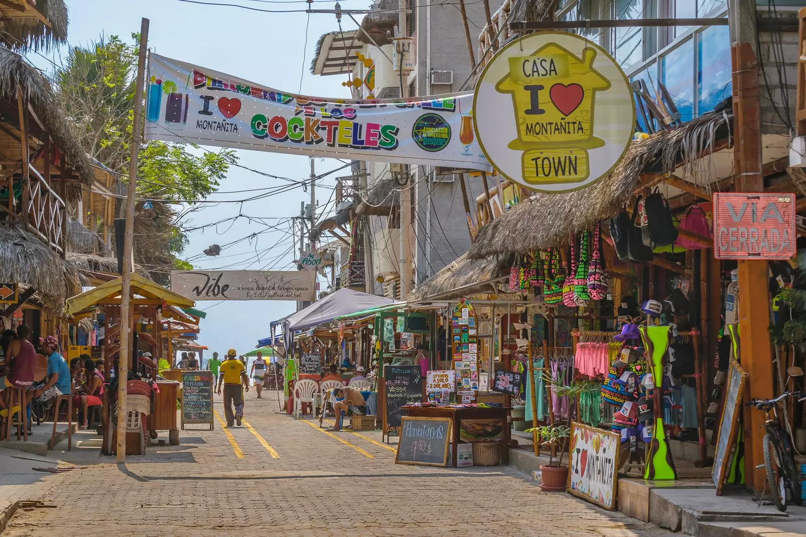 Kleine Restaurants und Straßenstände in Montañita