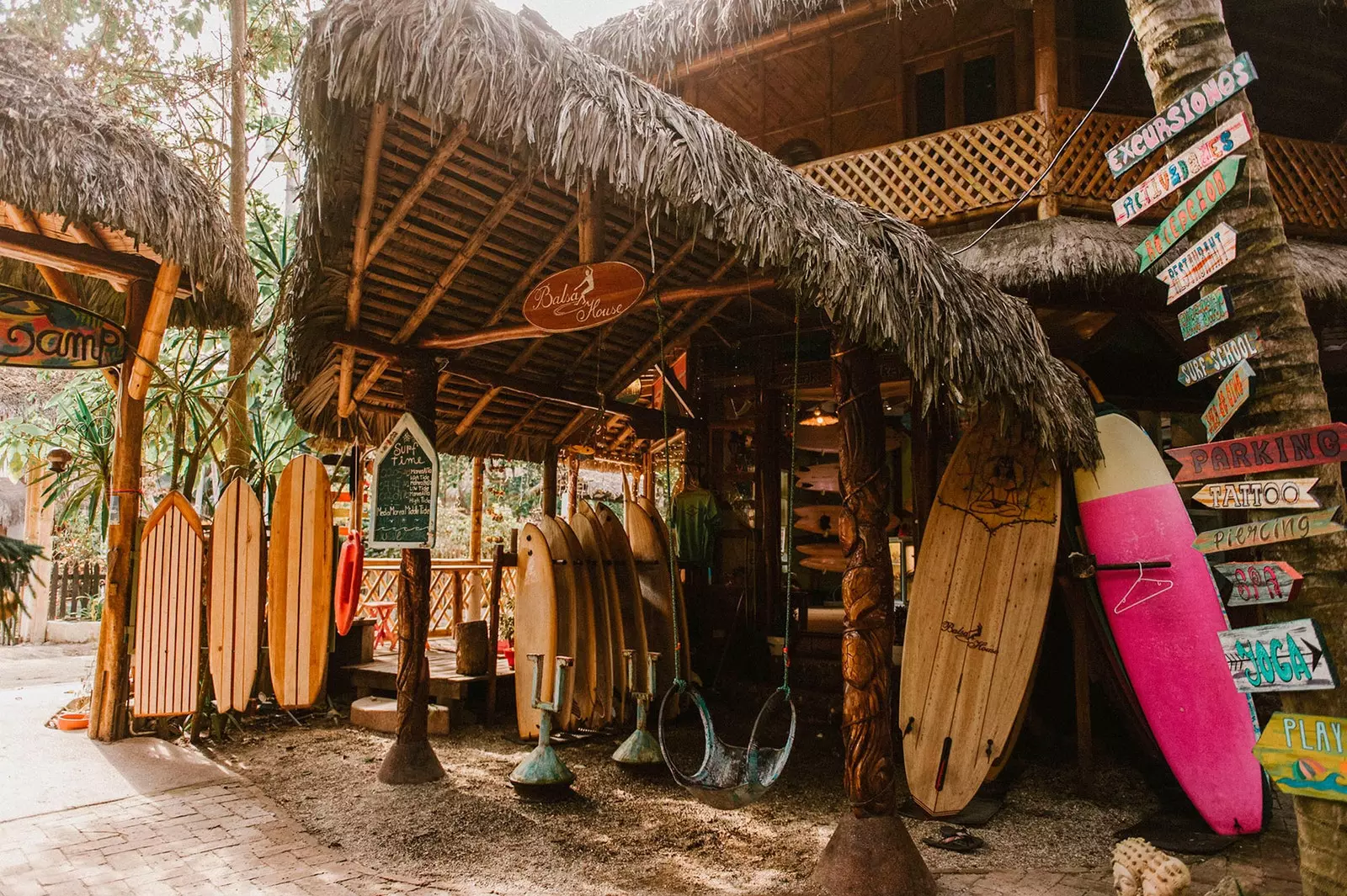 Escola de surf Balsa Surf Camp em Montañita