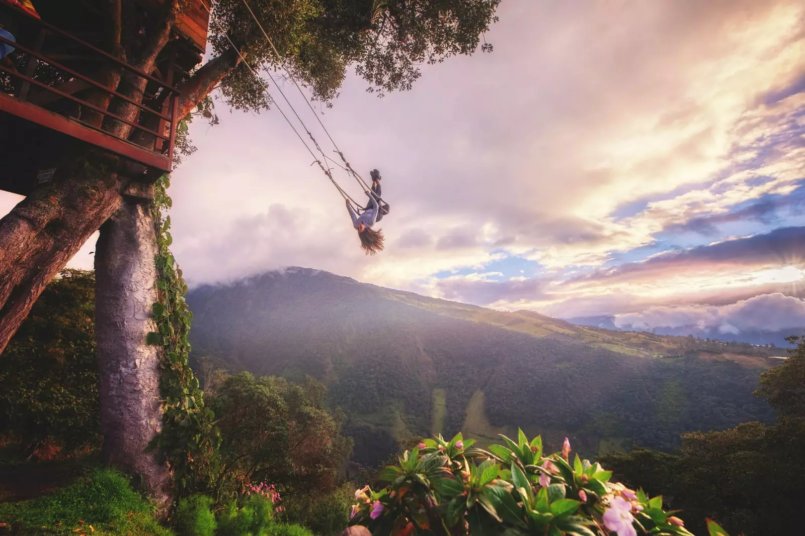 Pemandangan yang menyenangkan dan memacu adrenalin di ayunan di ujung dunia.