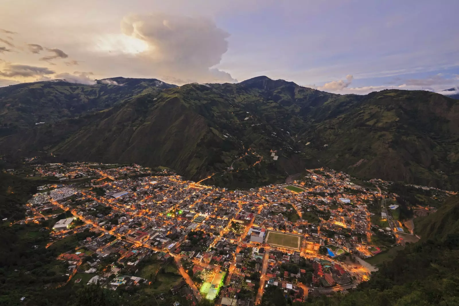 Banos de Agua Santa doprovázený nebo pronásledovaný sopkou Tungurahua.