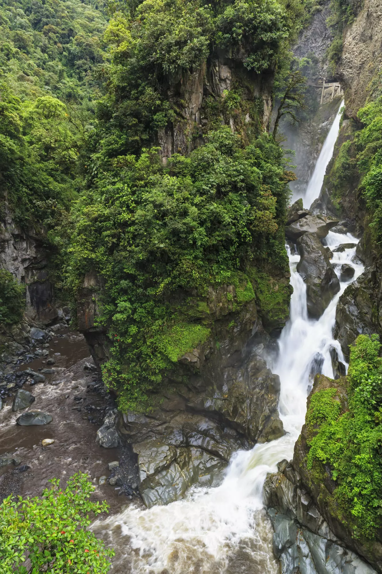 A Banos de Agua Santa vízesései játszótérré válnak.