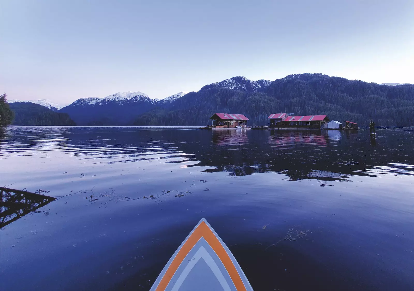 På väg till Khutzeymateen Wilderness Lodge två flytande stugor förenade av en plattform