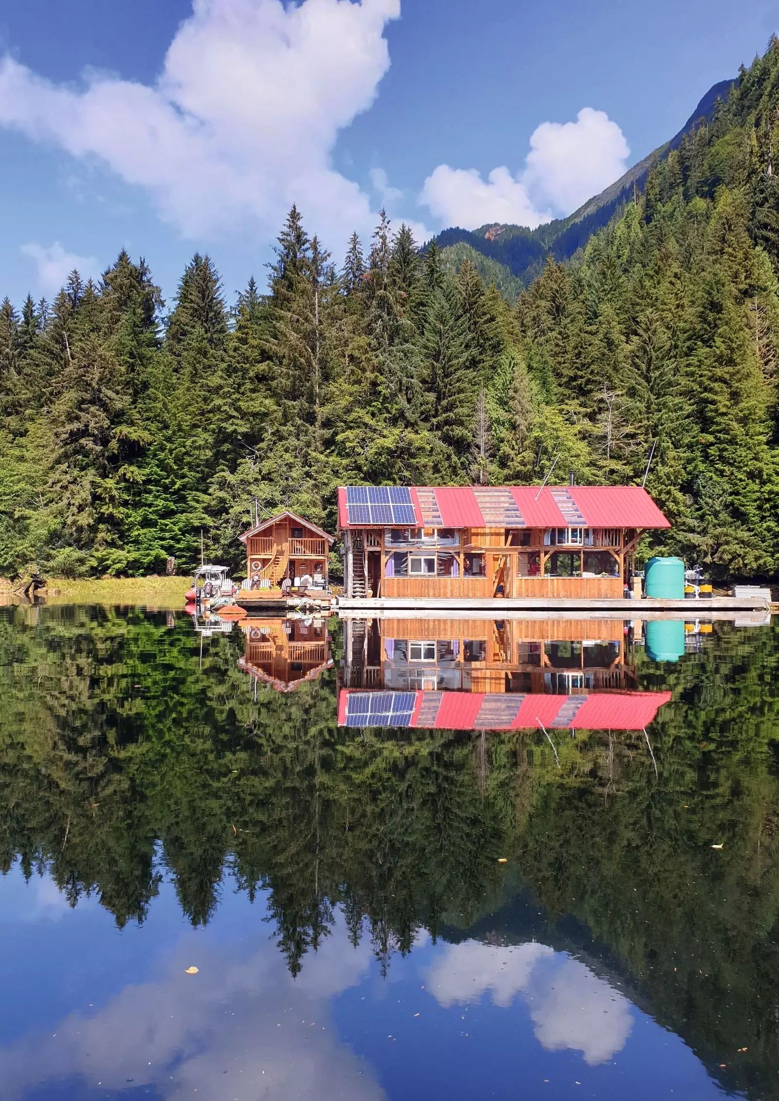 Eind september worden de drijvende hutten van Khutzeymateen Wilderness Lodge naar de dichtstbijzijnde stad gesleept