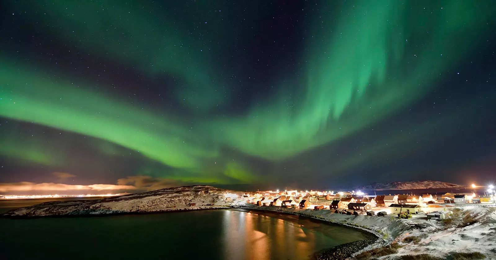 Nordlichter über norwegischem Dorf