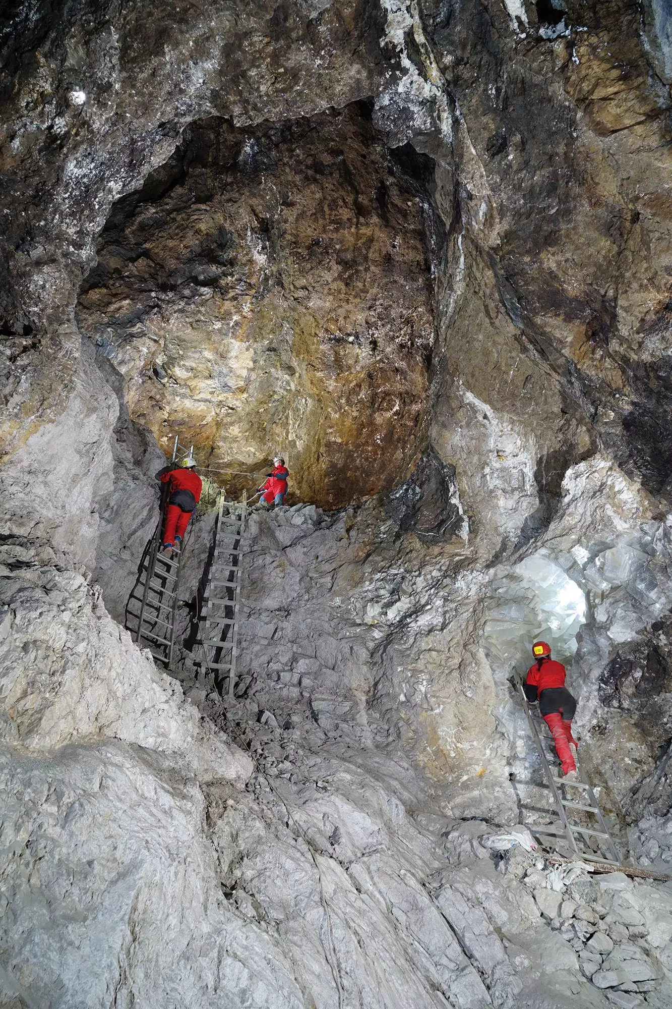 Vísindamenn klifra upp stiga að innganginum að Pulpí Giant Geode.