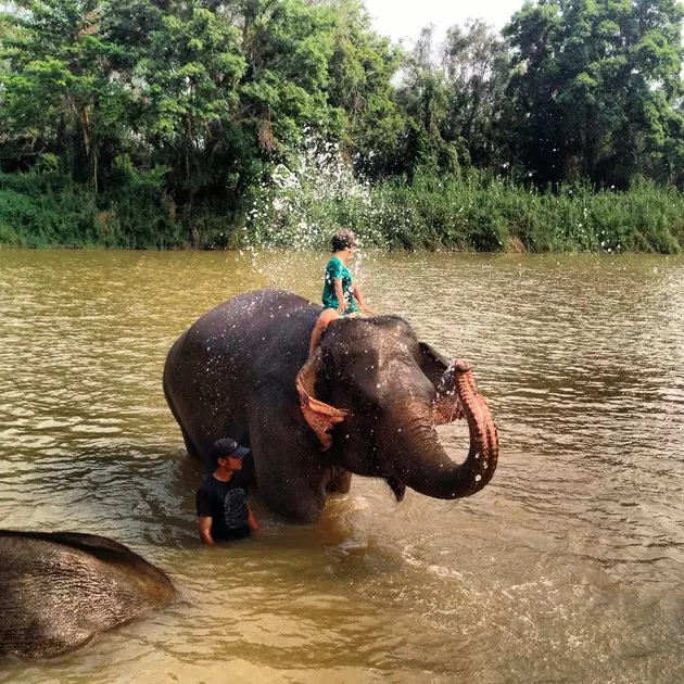 Berendam di Mekong