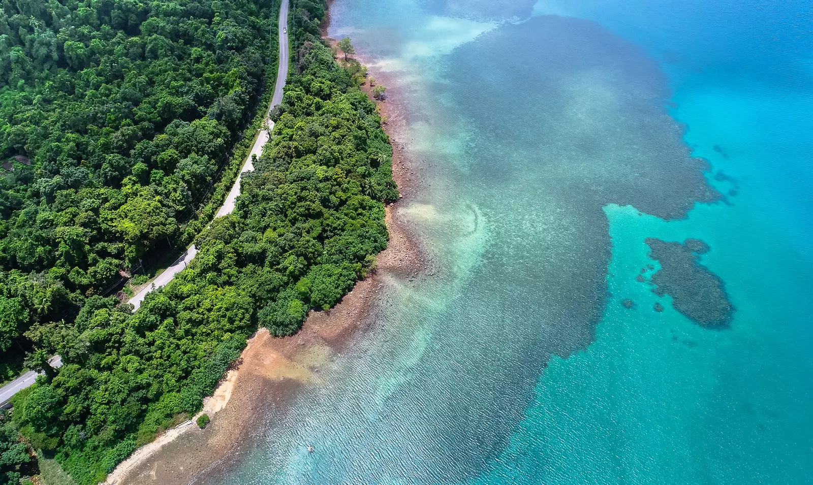 Vedere aeriană a coastei thailandeze din Trat