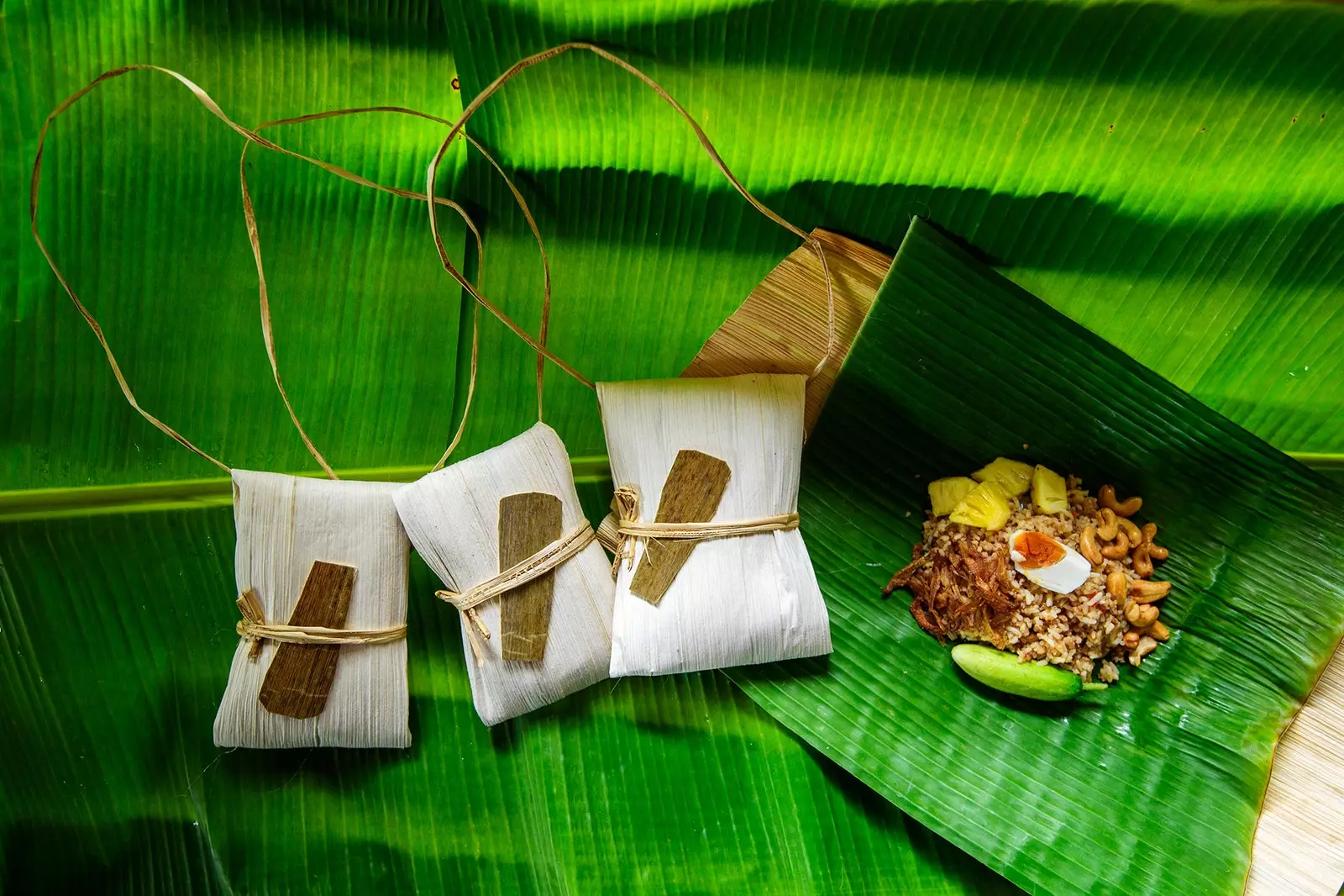 Pacotes de comida com folhas de palmeira em Huai Raeng