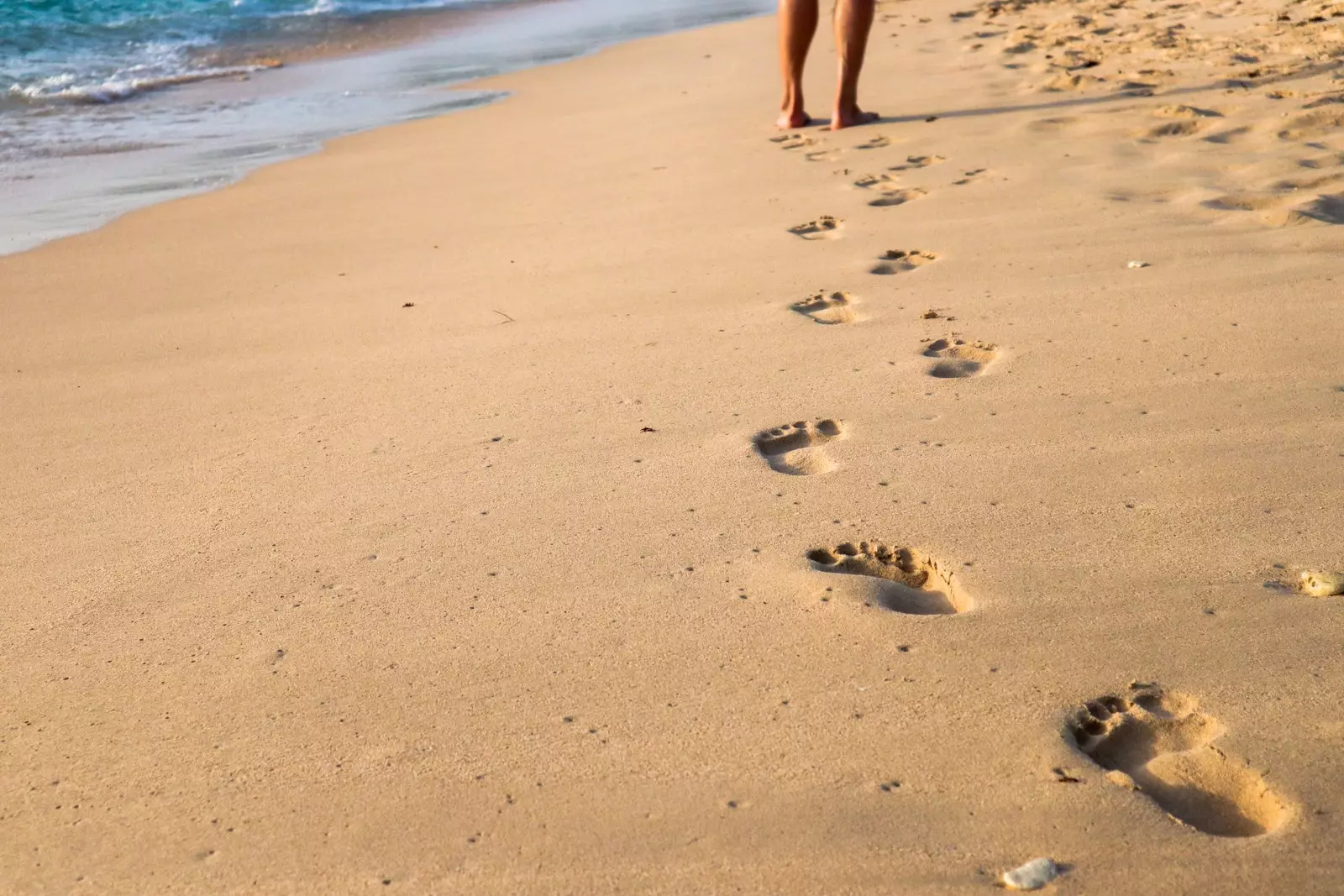 Barfuß am Strand spazieren zu gehen, ist eine der großen Freuden des Lebens.